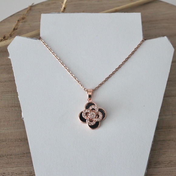 Jewelry - Stainless steel rotating clover pendent necklace